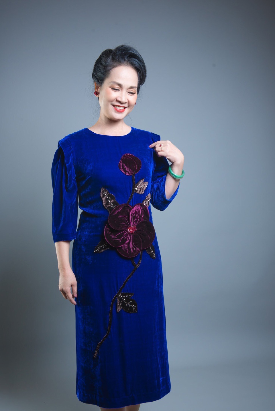 Mẹ chồng Lan Hương trẻ trung, sang trọng với đầm nhung - 8 Mẹ chồng Lan Hương trẻ trung, sang trọng với đầm nhung - 8