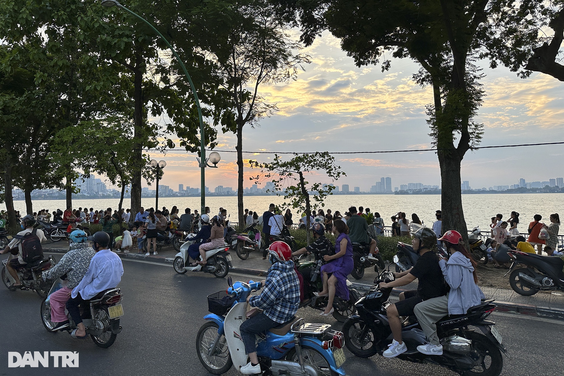 Phố buôn bán vắng vẻ, điểm vui chơi ở Hà Nội đông nghịt dịp nghỉ lễ 2/9 - 13 Phố buôn bán vắng vẻ, điểm vui chơi ở Hà Nội đông nghịt dịp nghỉ lễ 2/9 - 13