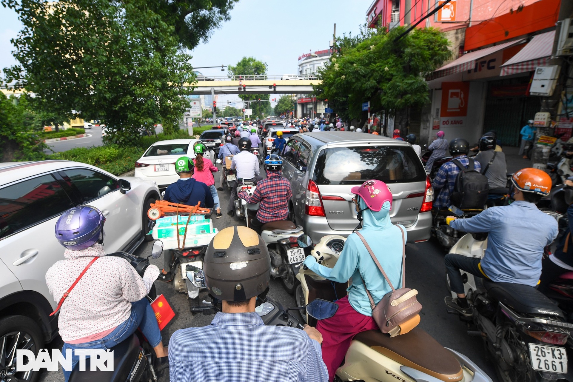 Đường phố tấp nập xe cộ sau khi TP Hà Nội bỏ quy định giấy đi đường - 12 Đường phố tấp nập xe cộ sau khi TP Hà Nội bỏ quy định giấy đi đường - 12