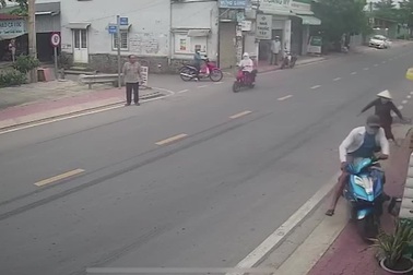 Người đàn ông đi xe tay ga trộm 3 thùng bia của tiệm tạp hóa