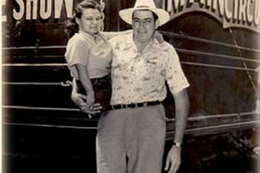 Tình yêu kỳ lạ của gã khổng lồ và cô gái tí hon