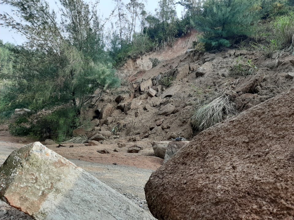 Sạt lở nhiều nơi, Hà Tĩnh khẩn trương di dời dân - 2