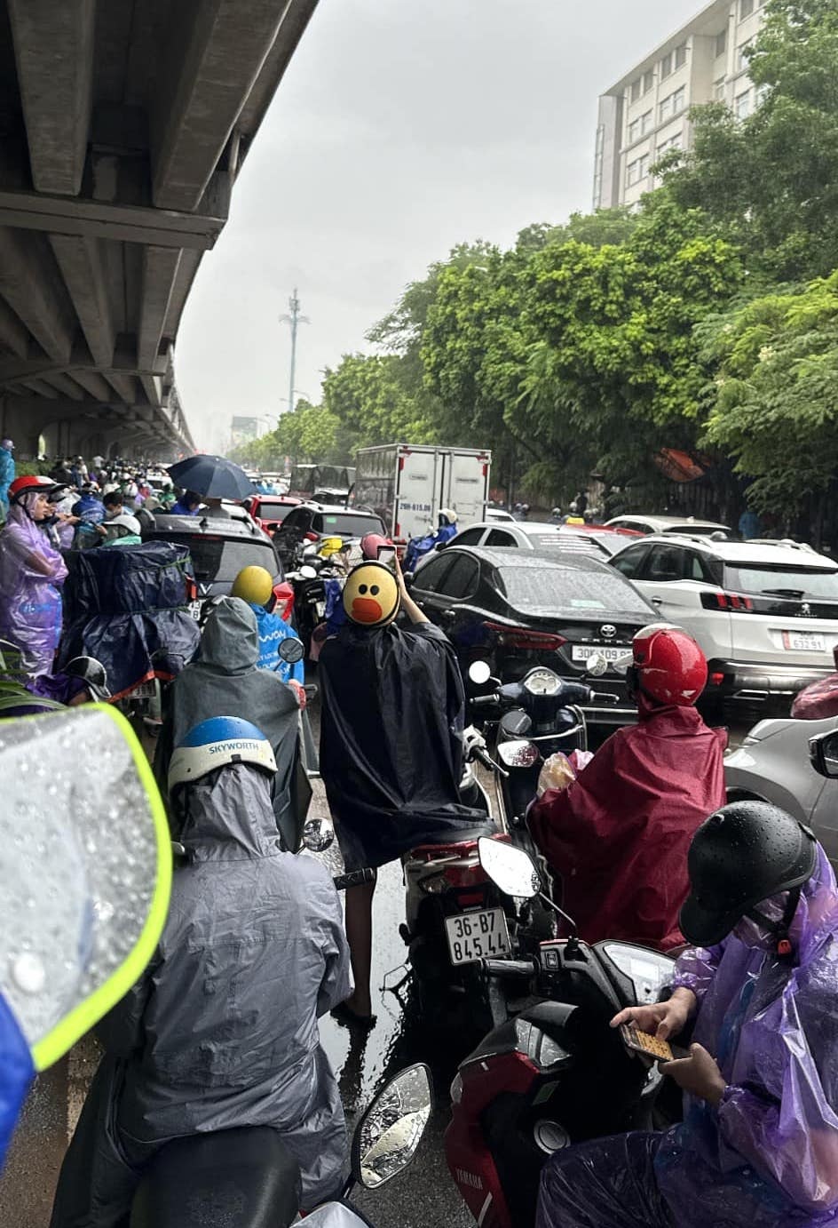 ហាណូយ៖ បុគ្គលិកការិយាល័យហ៊ានភ្លៀងទាំងព្រឹកមកដល់កន្លែងធ្វើការទាន់ពេលវេលាសម្រាប់អាហារថ្ងៃត្រង់ - ១ Hà Nội: Dân văn phòng dầm mưa cả sáng, đến chỗ làm chỉ kịp giờ... cơm trưa - 1