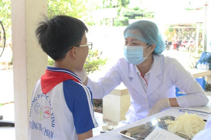 Trong năm 2020, cả nước có hơn 6,8 triệu lượt học sinh, sinh viên đi khám chữa bệnh BHYT được quỹ BHYT chi trả 2.296,11 tỉ đồng. Ảnh minh họa.
