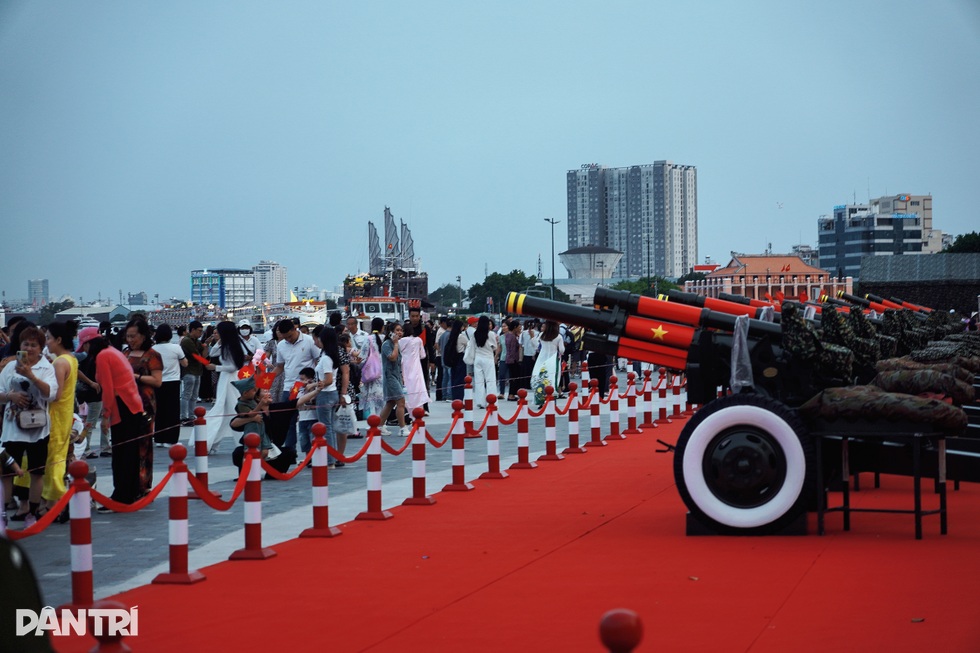 Bé 9 tháng làm chiến sĩ nhỏ, check-in cùng dàn pháo lễ tại bến Bạch Đằng - 2 Bé 9 tháng làm chiến sĩ nhỏ, check-in cùng dàn pháo lễ tại bến Bạch Đằng - 2