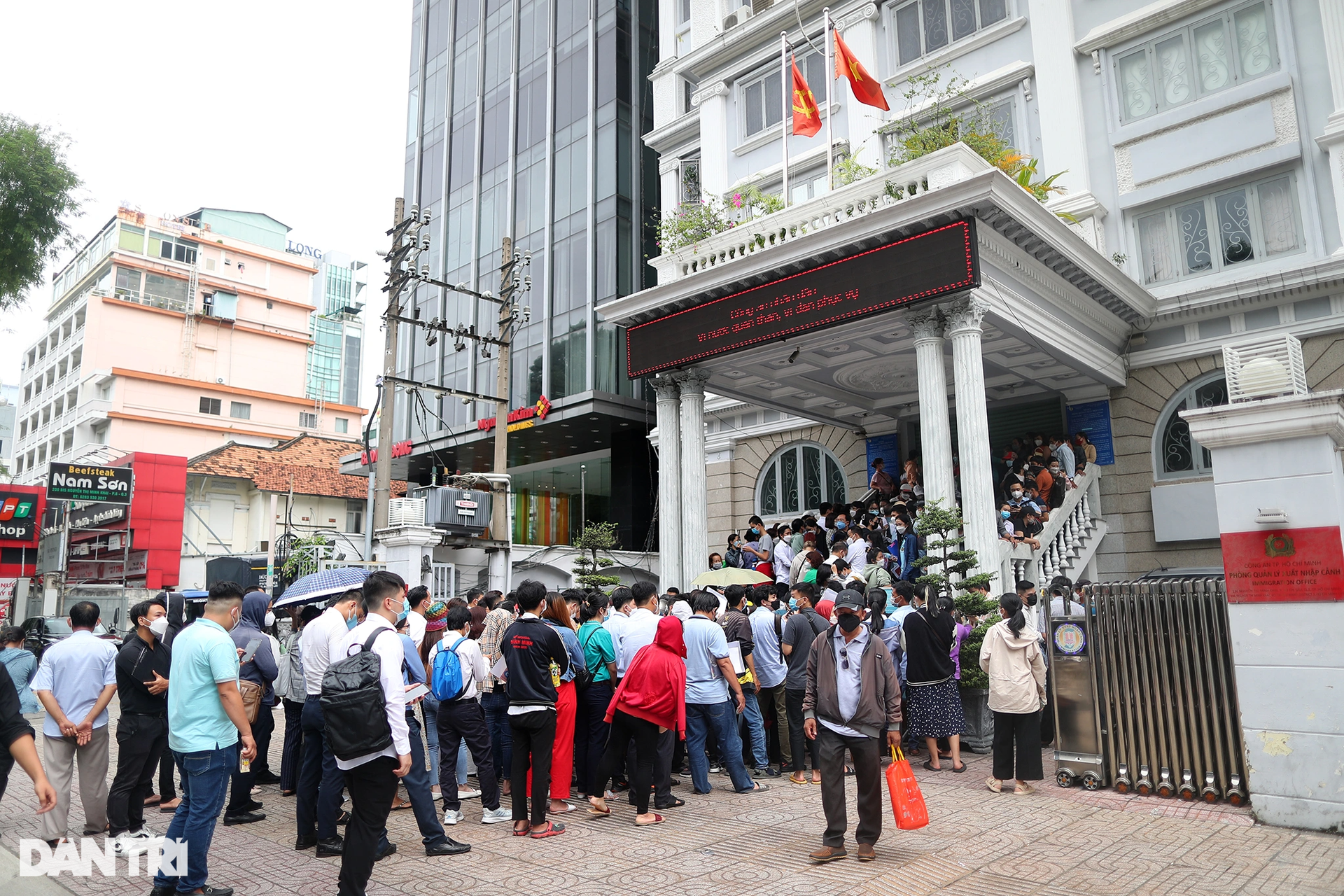Hàng trăm người đội nắng, dầm mưa làm hộ chiếu mẫu mới ở TPHCM - 2 Hàng trăm người đội nắng, dầm mưa làm hộ chiếu mẫu mới ở TPHCM - 2