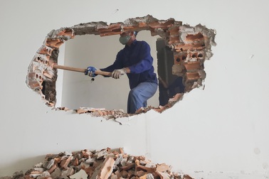 Hình ảnh phá dỡ trên tầng 18 tòa nhà 8B Lê Trực