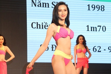 Xem người đẹp Hoa khôi Nam Bộ khoe dáng quyến rũ với bikini