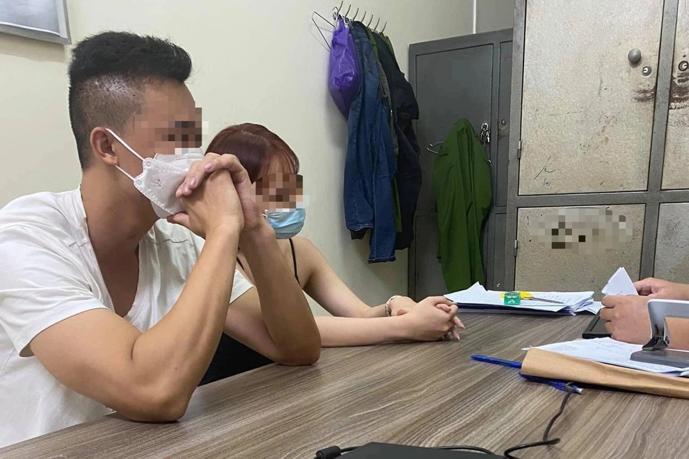 Công an giải tán vụ người phụ nữ chặn ô tô đánh ghen ở Hồ Tây - 3 Công an giải tán vụ người phụ nữ chặn ô tô đánh ghen ở Hồ Tây - 3