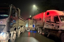 Hà Nội: Cảnh sát giải cứu tài xế mắc kẹt trong cabin sau va chạm giao thông