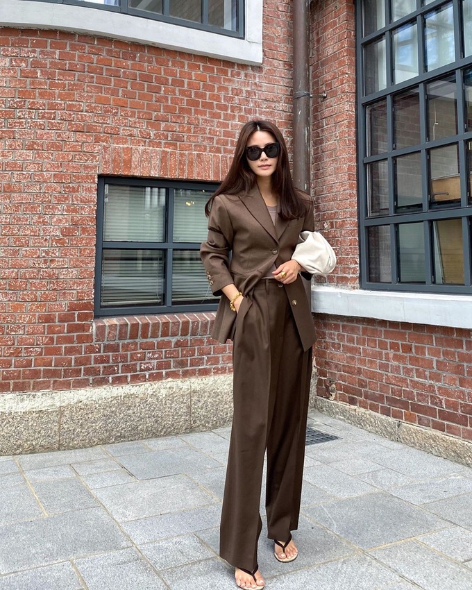 Chân dài nổi tiếng nhưng Seo Ye Ji cũng từng dìm dáng thảm hại vì chọn nhầm bộ suit khiến chân ngắn một mẩu - Ảnh 8. Chân dài nổi tiếng nhưng Seo Ye Ji cũng từng dìm dáng thảm hại vì chọn nhầm bộ suit khiến chân ngắn một mẩu - Ảnh 8.