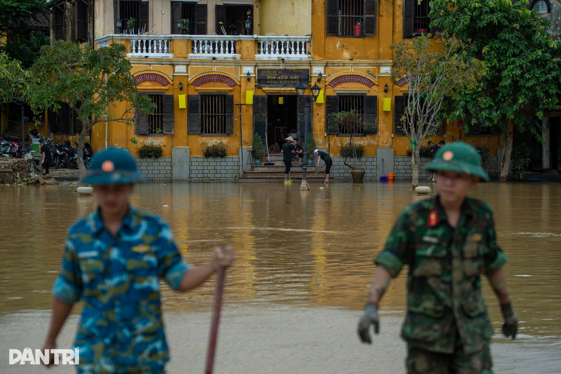 Hội An vẫn phủ kín bùn đất sau lũ, bộ đội căng mình dọn sạch - 4 Hội An vẫn phủ kín bùn đất sau lũ, bộ đội căng mình dọn sạch - 4