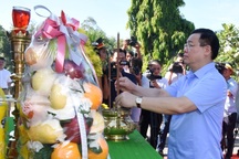 Chủ tịch Quốc hội dâng hương tưởng niệm các anh hùng liệt sĩ