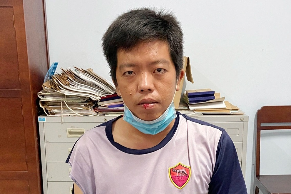 Trụ ATM không chịu nhận thẻ, nam thanh niên cầm đá đập vỡ màn hình - 1