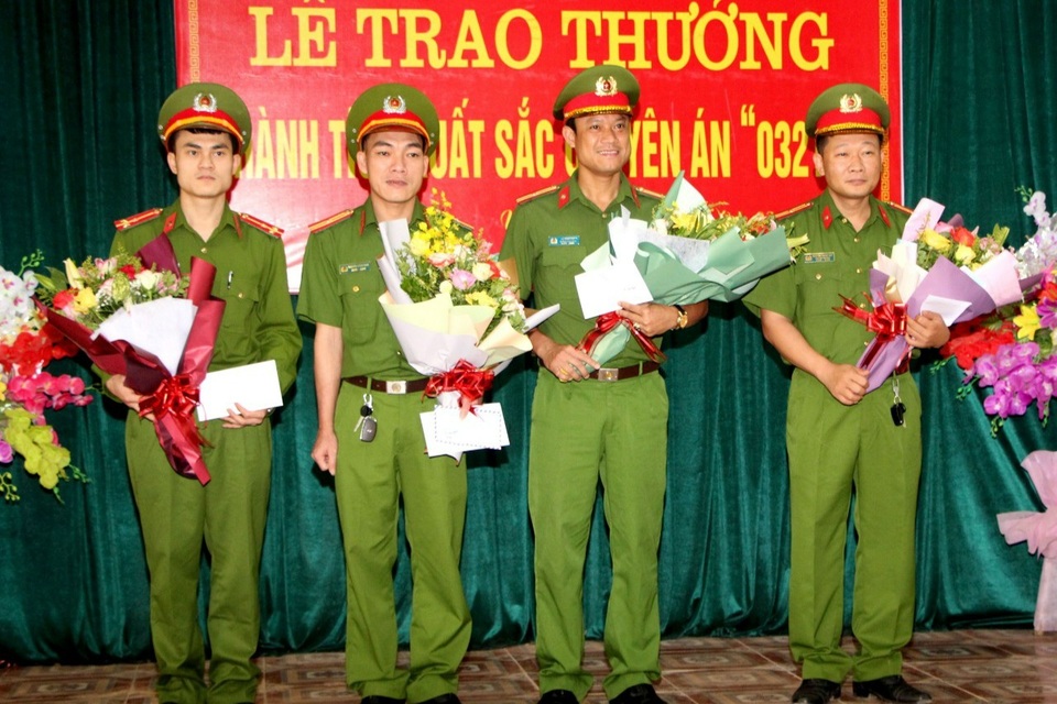 Đối tượng buôn ma túy nhảy từ tầng 2 xuống đất để chống trả công an - 3 Đối tượng buôn ma túy nhảy từ tầng 2 xuống đất để chống trả công an - 3
