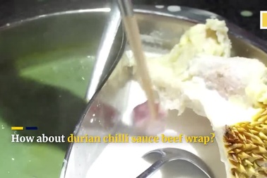 Lẩu bò nhúng sầu riêng trà xanh - Món ăn “hổ lốn” khiến nhiều người “phát ốm”