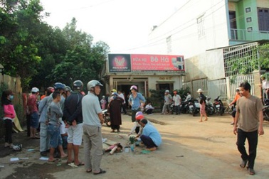 Chui vào gầm xe tải chơi, bé 16 tháng tuổi chết thảm