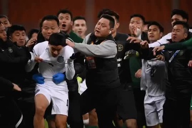 Hình ảnh cầu thủ Chiết Giang FC tấn công cầu thủ Buriram United