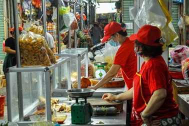 Hình ảnh khác lạ của khu chợ nổi tiếng Đã Nẵng giữa thời dịch Covid-19