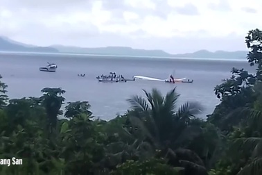 Máy bay chở 47 người mất đà, lao xuống biển