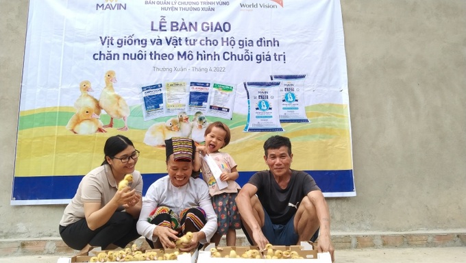 Bà Vi Thị Tý cùng gia đình hồ hởi nhận vịt giống khi tham gia Chương trình Hợp tác Thúc đẩy Chăn nuôi theo Chuỗi giá trị của Tập đoàn Mavin và World Vision Việt Nam.