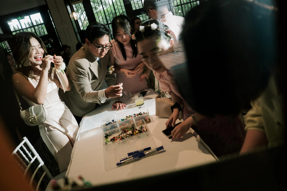 Cô dâu chú rể Hà Nội biến thú chơi đắt đỏ thành hoa, hộp nhẫn trong lễ cưới - 9 Cô dâu chú rể Hà Nội biến thú chơi đắt đỏ thành hoa, hộp nhẫn trong lễ cưới - 9