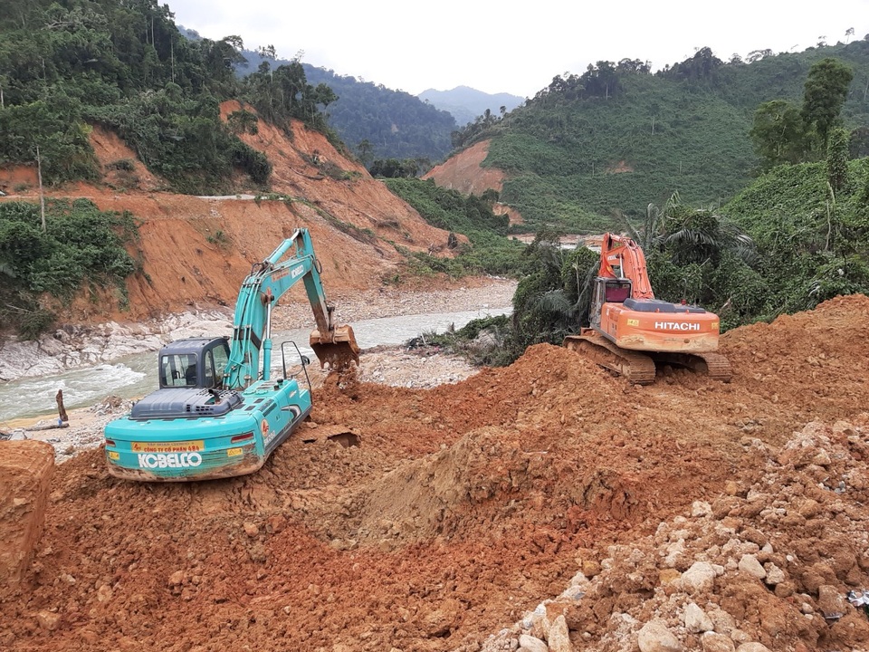 Sạt lở Rào Trăng 3: Xe máy, quần áo công nhân lẫn trong đống đổ nát - 4 Sạt lở Rào Trăng 3: Xe máy, quần áo công nhân lẫn trong đống đổ nát - 4