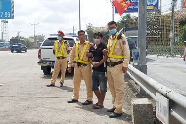 Bị kiểm tra ma túy, tài xế "bỏ của chạy lấy người"