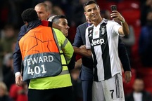 C.Ronaldo “selfie” với fan cuồng lao vào sân ở trận gặp MU