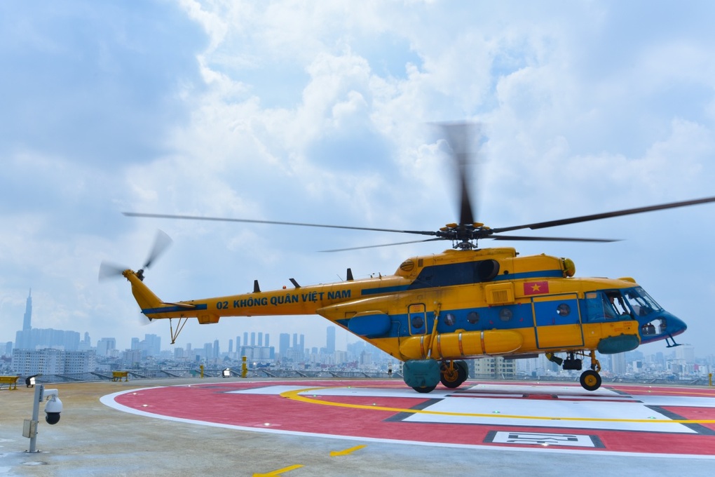 Pour la première fois au Vietnam, l'hôpital dispose de 2 aires d'atterrissage d'urgence pour hélicoptères - 6 Lần đầu tiên ở Việt Nam, bệnh viện có 2 bãi đáp trực thăng cấp cứu - 6