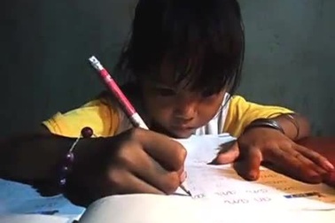 Ngày theo mẹ bán vé số, rửa chén bát thuê, đêm về Thùy Dương học bài bên ánh đèn dầu mù mờ