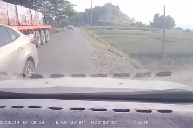 Tài xế lĩnh hậu quả vì vượt ẩu trên đường hẹp