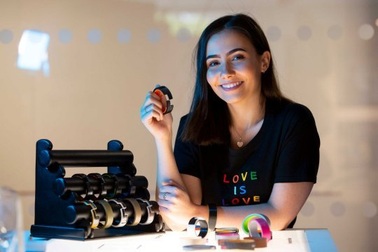 Nữ sinh chế tạo dây đeo thông minh cảnh báo quấy rối tình dục