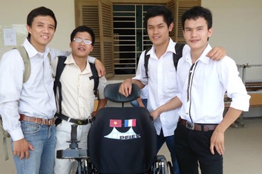 SV Đà Nẵng thiết kế xe lăn điện cho người khuyết tật
