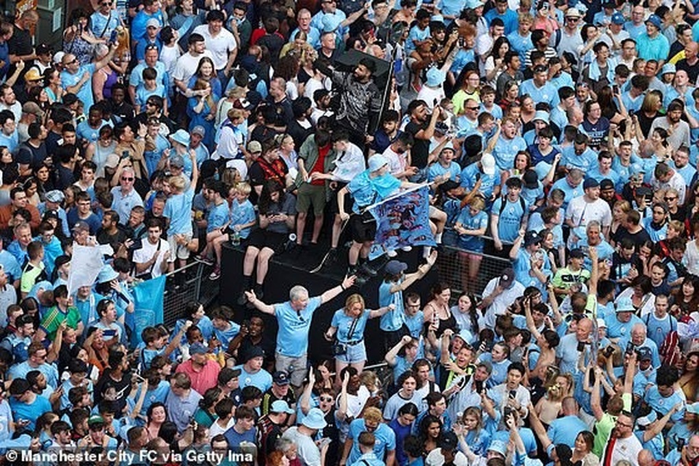 Man City diễu hành ăn mừng chức vô địch Champions League - 11 Man City diễu hành ăn mừng chức vô địch Champions League - 11