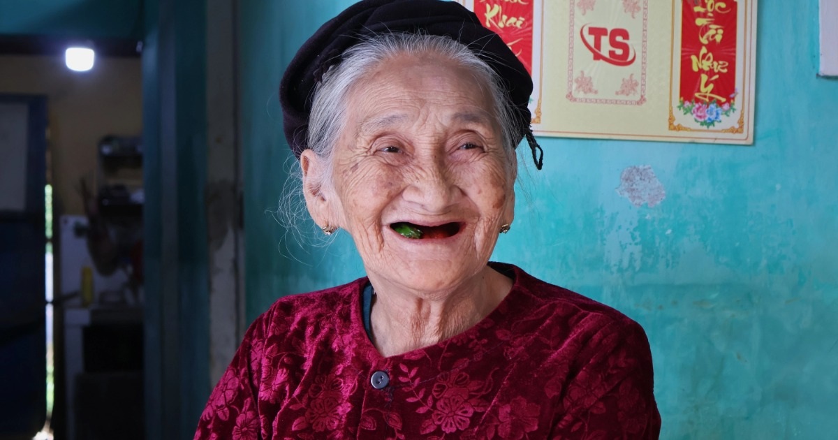 Người phụ nữ chèo đò ở Việt Nam được mệnh danh “cụ bà đẹp nhất thế giới”