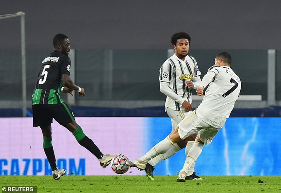 C.Ronaldo ghi bàn, Juventus giành vé đi tiếp ở Champions League - 4 C.Ronaldo ghi bàn, Juventus giành vé đi tiếp ở Champions League - 4