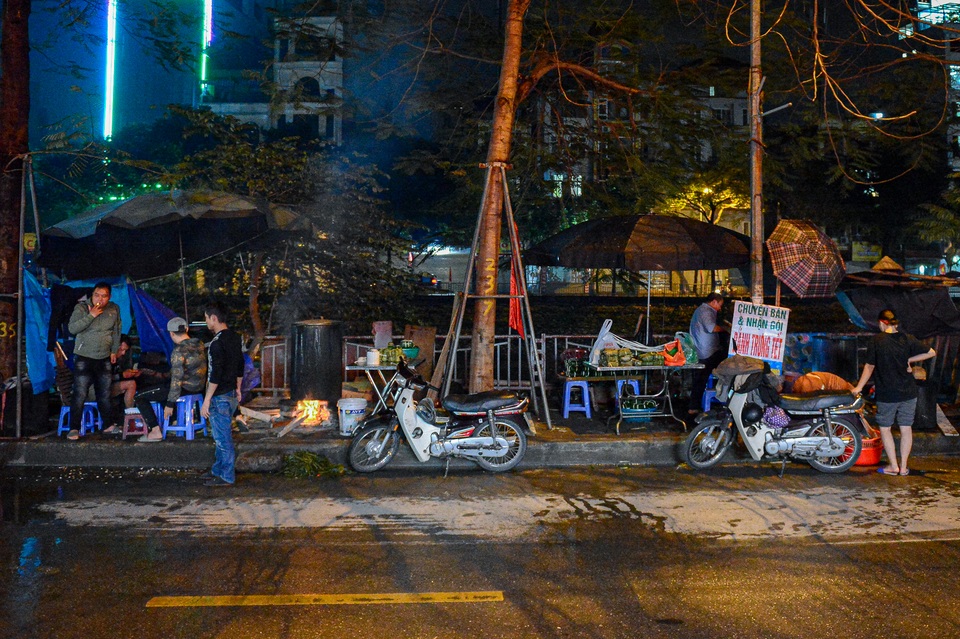 Người dân Hà Nội thức xuyên đêm luộc bánh chưng ở vỉa hè - 1 Người dân Hà Nội thức xuyên đêm luộc bánh chưng ở vỉa hè - 1