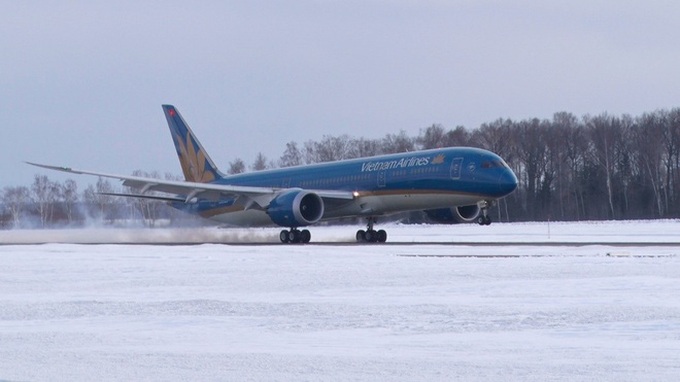 Máy bay Vietnam Airlines hạ cánh khẩn cấp vì khách đau bụng - Ảnh 1.