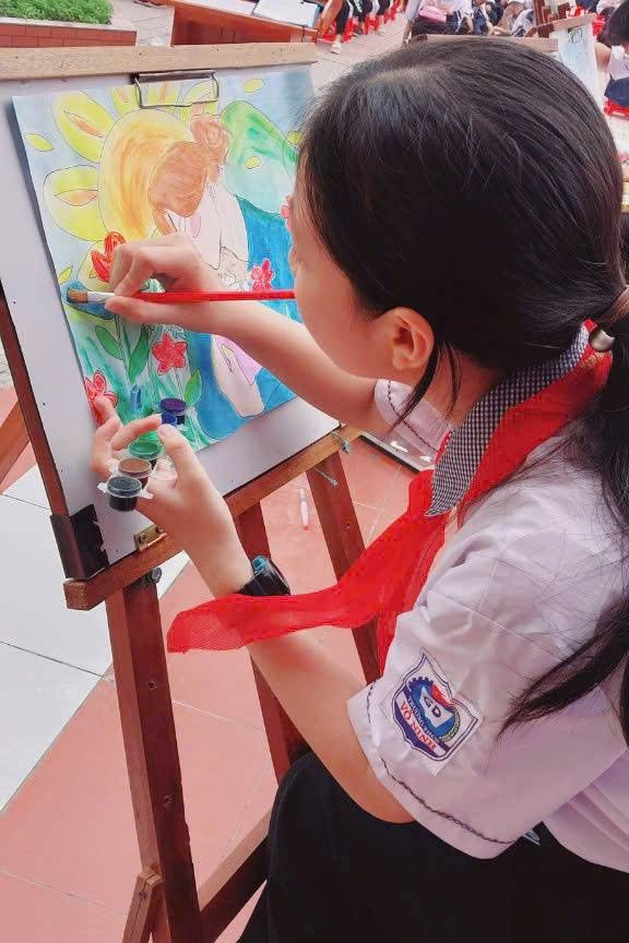 Nữ thủ khoa thi vào lớp 10: Học môn tự nhiên cần có năng khiếu - 2 Nữ thủ khoa thi vào lớp 10: Học môn tự nhiên cần có năng khiếu - 2