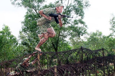 Kỹ thuật vượt vật cản điêu luyện của đặc công Việt Nam