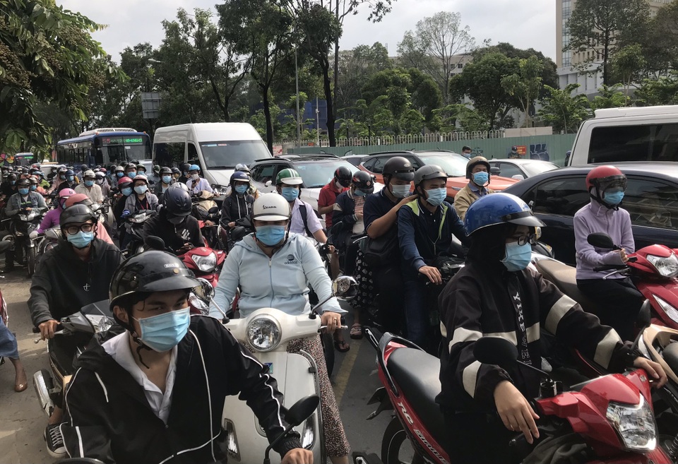 Hàng nghìn người kẹt xe nghiêm trọng giữa nơi cách ly xã hội Gò Vấp - 3 Hàng nghìn người kẹt xe nghiêm trọng giữa nơi cách ly xã hội Gò Vấp - 3