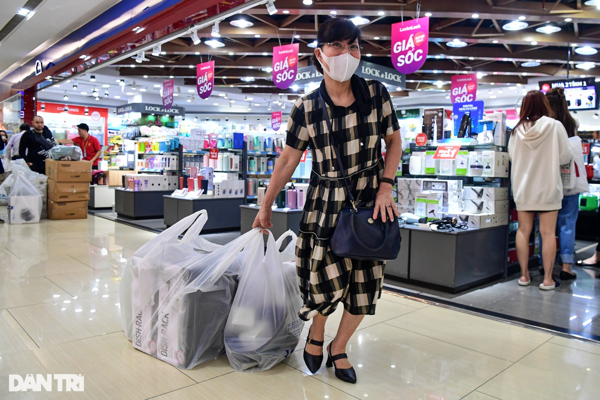 Lỉnh kỉnh túi lớn túi bé săn sale Black Friday, hóa đơn chục triệu đồng - 7 Lỉnh kỉnh túi lớn túi bé săn sale Black Friday, hóa đơn chục triệu đồng - 7