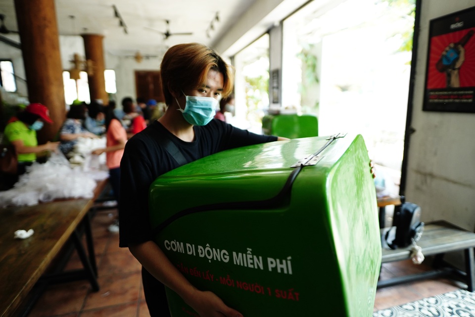 Ấm lòng quán cơm dã chiến giữa thời dịch Covid-19 - 9