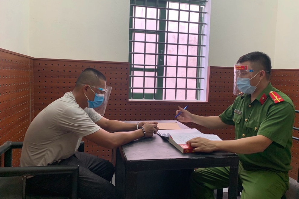 Đồng loạt tấn công nhóm khai thác khoáng sản trái phép trên sông Lam - 2 Đồng loạt tấn công nhóm khai thác khoáng sản trái phép trên sông Lam - 2