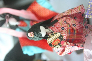 Xem búp bê kimono bằng giấy theo phong cách Nhật Bản