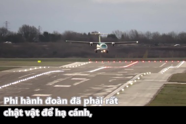 Khoảnh khắc máy bay chao đảo đáng sợ khi hạ cánh trong điều kiện gió mạnh