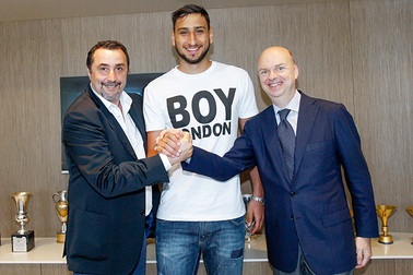 Donnarumma ở lại AC Milan, nhận lương khủng hơn Buffon