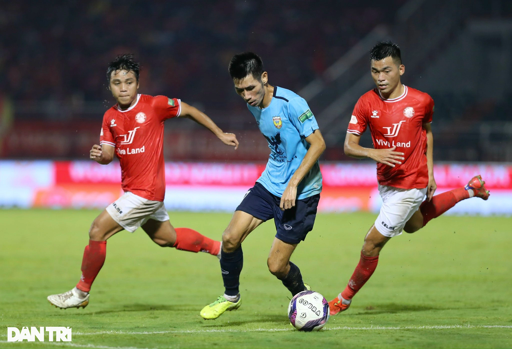 Bùi Tiến Dũng bắt chính, CLB TPHCM thất bại trước HL Hà Tĩnh - 7 Bùi Tiến Dũng bắt chính, CLB TPHCM thất bại trước HL Hà Tĩnh - 7