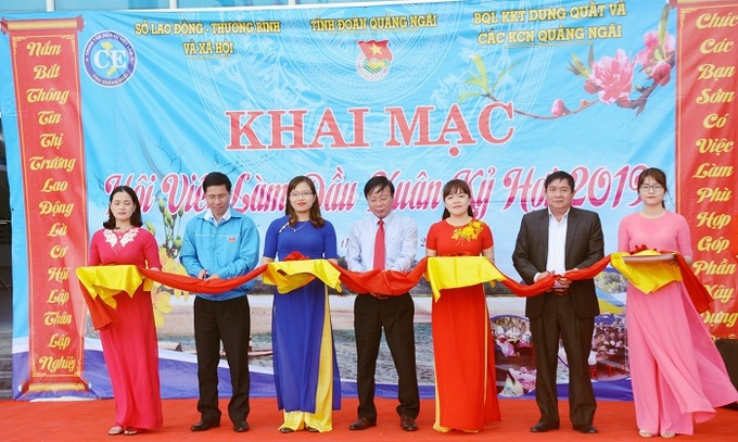 Cắt băng khai mạc Sàn giao dịch việc làm đầu năm 2019. 